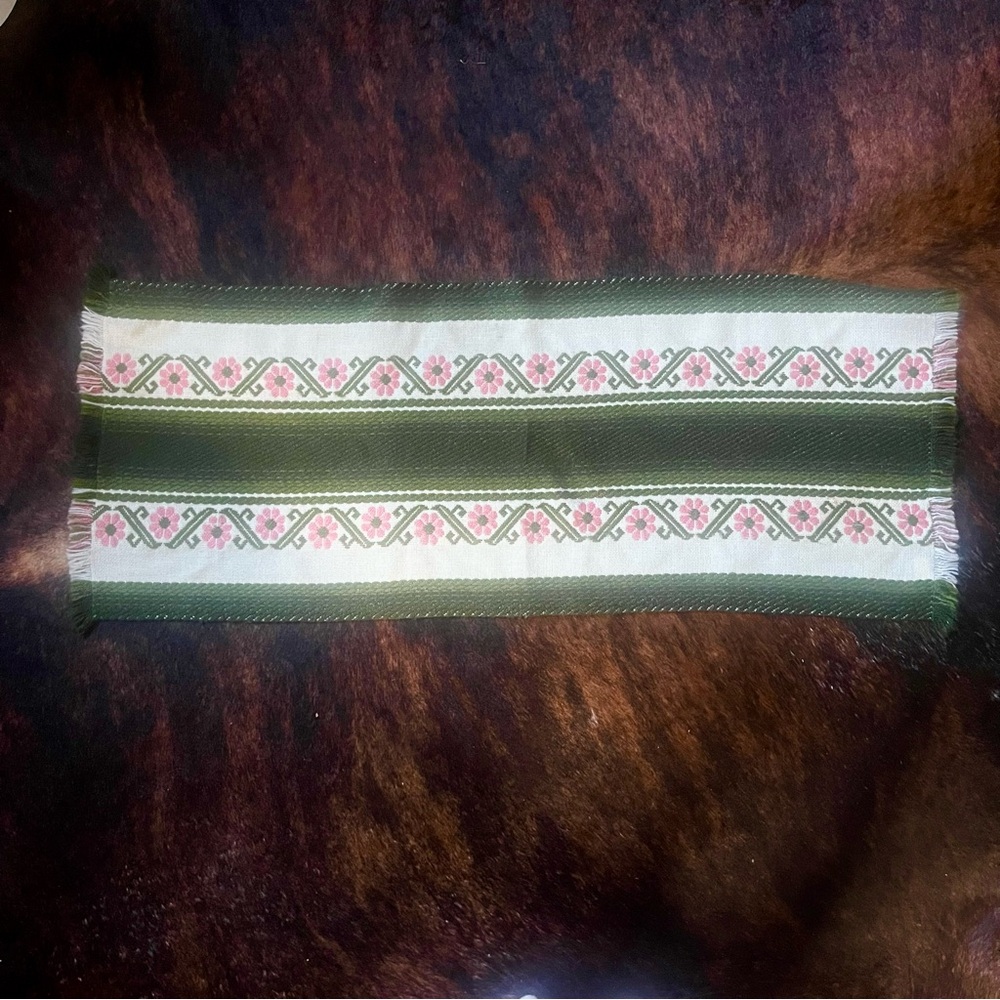 • VTG knit table cloth runner